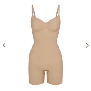 Skims SEAMLESS SCULPT MID THIGH BODYSUIT CLAY SMALL